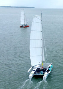 Catamarã à vela BV 21 da Bate Vento navegando em alto desempenho durante o lançamento no Boat Show de Itajaí, Santa Catarina.