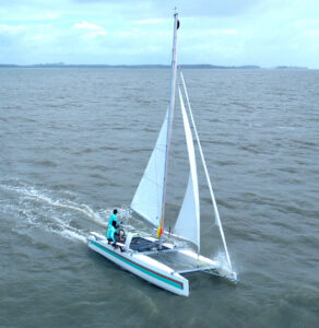 Catamarã à vela BV 21 da Bate Vento navegando em alto desempenho durante o lançamento no Boat Show de Itajaí, Santa Catarina.